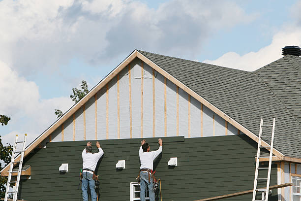 Professional Vinyl Siding technician working in Clarendon Hills, IL